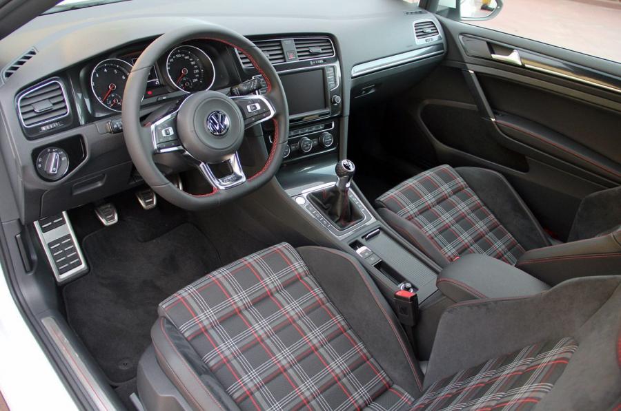 Интерьер Volkswagen Golf GTi 5-Door 2015 года  (фото 15 из 48)